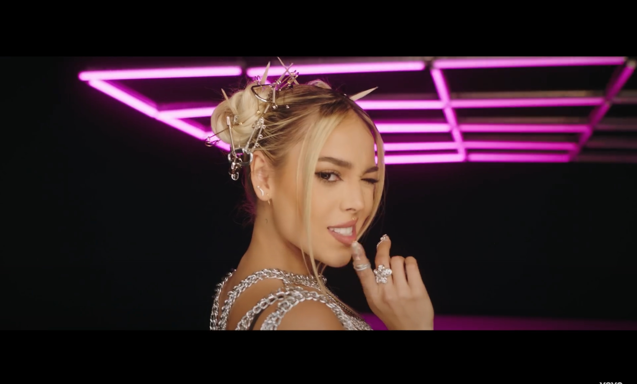 Danna Paola Lanza Su Nuevo Sencillo Kaprichosa Musicalatinaurbana Com